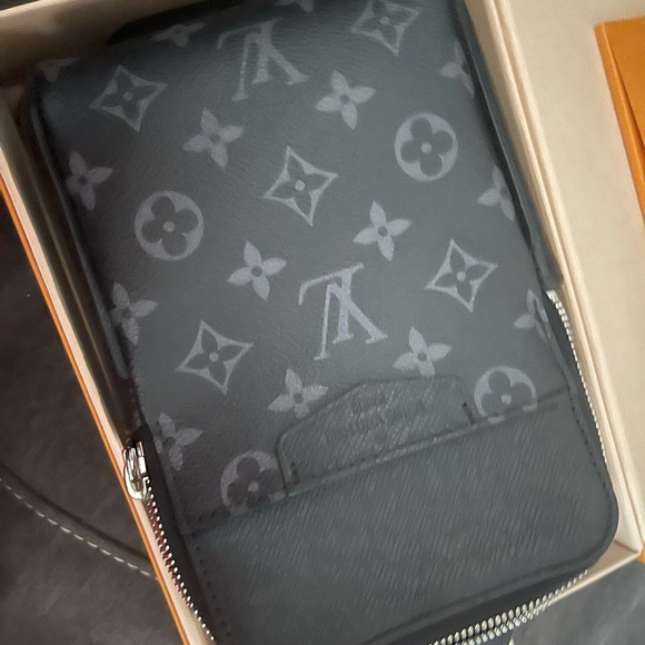 Louis Vuitton Outdoor Slingbag - Picture 7 of 10